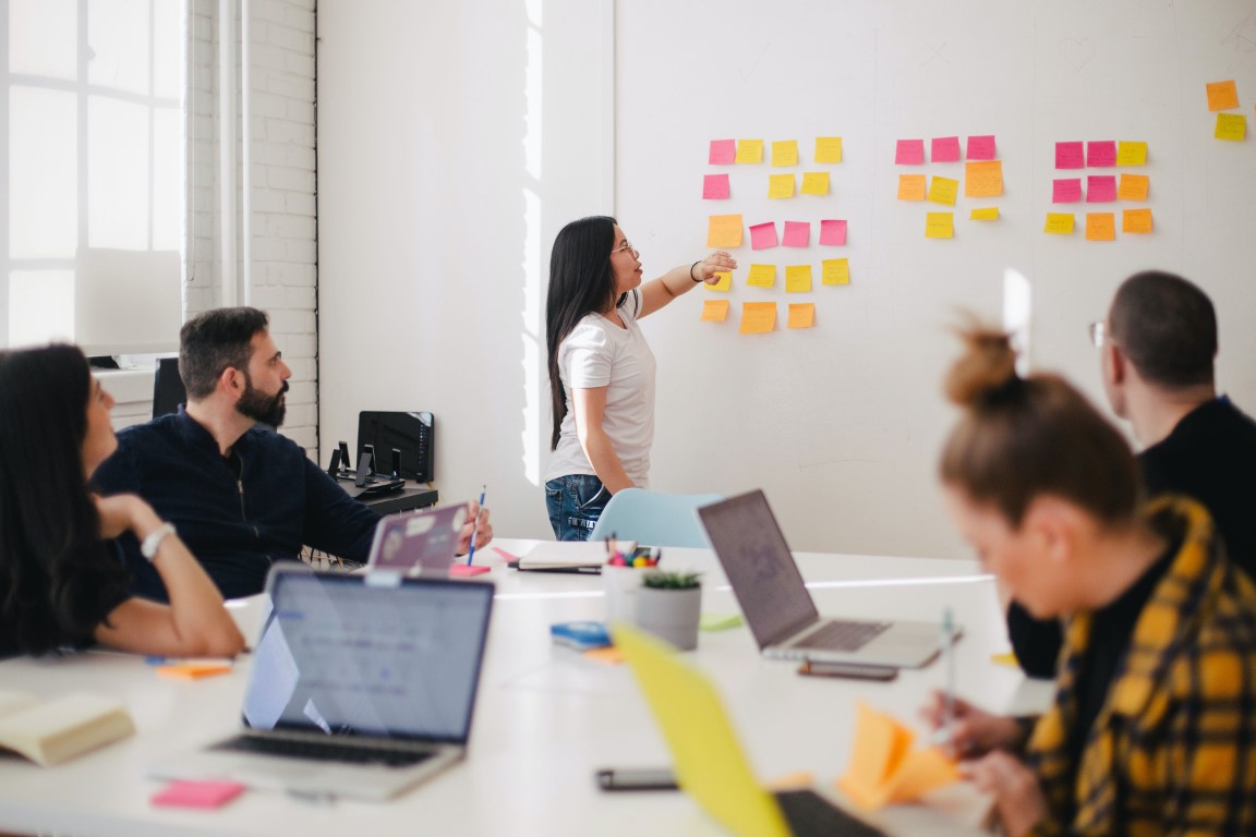 Eine Lehrende moderiert einen gemeinsamen Arbeitsprozess
